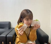 '디어엠' 박혜수, 햄버거 보다 작은 얼굴에 다 들어간 눈코입 [★SHOT!]
