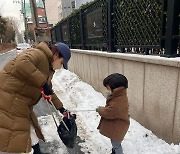 채림, 아들과 집 앞 쓰레기 줍는 훈훈 모자 "우리가 산책하는 방식"