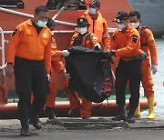 인도네시아 당국, 사고 여객기 블랙박스 회수 시도