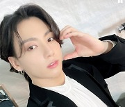 방탄소년단 정국, 깜찍한 볼 하트로 여심 저격..'만찢' 왕자님 비주얼