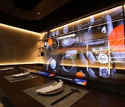 투명 OLED 적용된 일식당