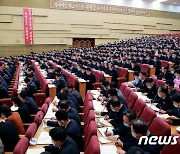 빼곡하게 앉은 북한 당 대회 부문별 협의회 참가자들