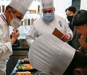 프랑스 요리 명문 '르 꼬르동 블루'에서 심사하는 한국 김치 응용 요리