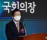 이음마당 제막 축사하는 박병석 의장