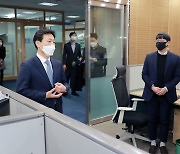 기업인 출입국 종합지원센터 근무자 격려하는 박기영 통상차관보