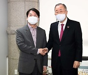 안철수, '3자대결 승리' 김종인에 "야권 지지자들 상처 걱정" 비판