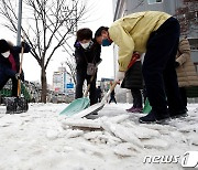 한파 물러간 광주..제설작업 한창