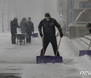 서울 도심 차량 시속 7km 거북이 걸음.."빙판길 막자"  제설제 긴급살포