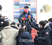 [포토]인터뷰하는 올림픽대표팀 김학범 감독