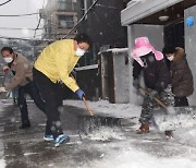 [포토]오승록 노원구청장, 월계1동서 폭설 제설 작업