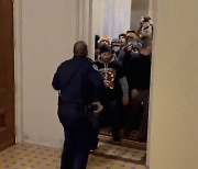 美의사당 시위대에 혼자 맞섰다..'영웅'이 된  흑인 경찰관