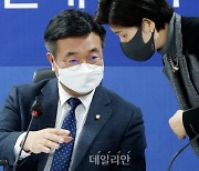 <포토> 백해련 의원과 대화하는 윤호중 검찰개혁특위 위원장