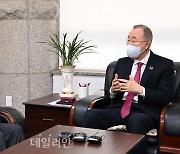 "야권 지지자들 상처 입을까 걱정"..안철수, 김종인에 '반격'