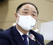 홍남기, 국세청에 "부동산 관련 탈세, 강력 대응" 주문