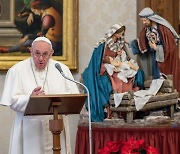 교황, 미사 때 여성 역할 확대.. 단 "여성 부제는 안돼"