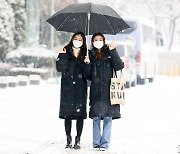 [포토] 나나-우연, 퇴근길 우산 준비하세요