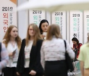 [News Focus] Foreign residents' jobless rate soars to new record