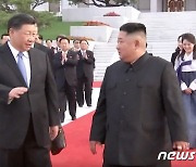 시진핑, 김정은에 축전 "혼란한 정세, 양국관계 전략적 인도 강화"