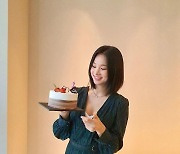 EXID 솔지 케이크 들고 러블리한 꽃미모 자랑 "스태프 고마워요"[SNS★컷]