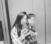 '이필모♥'서수연, 아들 담호 안고 화장대 앞에서 다정 셀카 "볼통통이랑" [SNS★컷]