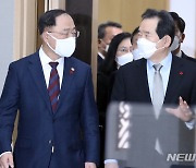 대화 나누는 정세균 총리와 홍남기 부총리