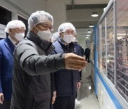 성윤모 장관, 태양광 모듈 제조기업 신성이엔지 현장방문