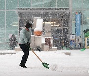 성동구청 주변 제설 작업하는 직원들