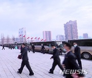 마스크 착용하고 당대회장 입장하는 북한 당대표들