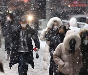 서울에 갑작스러운 눈.. 퇴근시간 집중된 강설에 시민들 '허둥지둥'