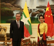 [사진] 동남아 순방 나선 中 왕이, 미얀마서 수지 만나