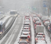 서울 또 눈.. 거북이 차량 [DA포토]