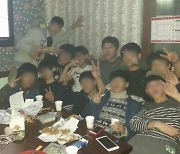 '엉덩이 노출' 양홍원, "고등학생 때"라고 강조하며 올린 흡연 사진 논란