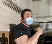 마동석 '범죄도시2' 촬영 인증샷..헐크 뺨치는 팔뚝