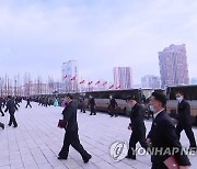 당대회장 건물 밖에서는 마스크 쓴 북한 당대표들
