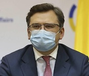 친서방 우크라이나 외무 "러시아제 코로나 백신 사용 반대"