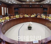 [포토] 비상경제 중대본회의 겸 한국판뉴딜 관계장관회의