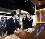 [CES 2021]LG디스플레이 마곡 전시관에 성윤모 산업부 장관 방문