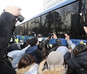 [포토]법원을 빠져나가는 버스를 향해 절규하는 시민들
