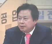 [단독] '아버지 강기윤' 찬스로 일감 받고 '100억 땅' 산 아들·부인 회사