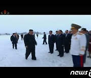 눈길 속 금수산궁전 참배 나서는 북한 김정은과 주요 간부