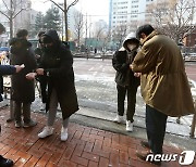 '졸업장 수령 전 체온 측정부터'