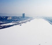 하얗게 변한 남한강