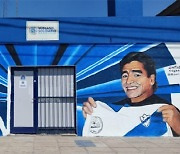 "역사상 최고에게 경의를" 클럽하우스에 마라도나X메시 벽화 새긴 아르헨 클럽