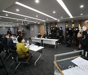 [포토]버팀목자금 현황 브리핑 듣는 박영선 장관