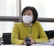 [포토]버팀목자금 신청·지급 현황 듣는 박영선 장관