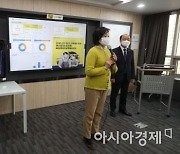 [포토]박영선 장관, 버팀목자금 집행 관련 소진공 방문