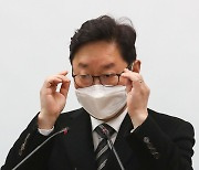 [단독]권익위 "박범계 '헤드록 폭행' 법무장관 직무관련성 없다"