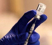 화이자 백신 맞은 美의사, 16일만에 사망.. 연관성 조사