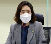 "호주·대만도 백신접종 유보했다"던 고민정 "왜 날 공격"