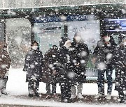 "오후에 눈 조금 온다더니".. 기습 폭설에 시민들 당황